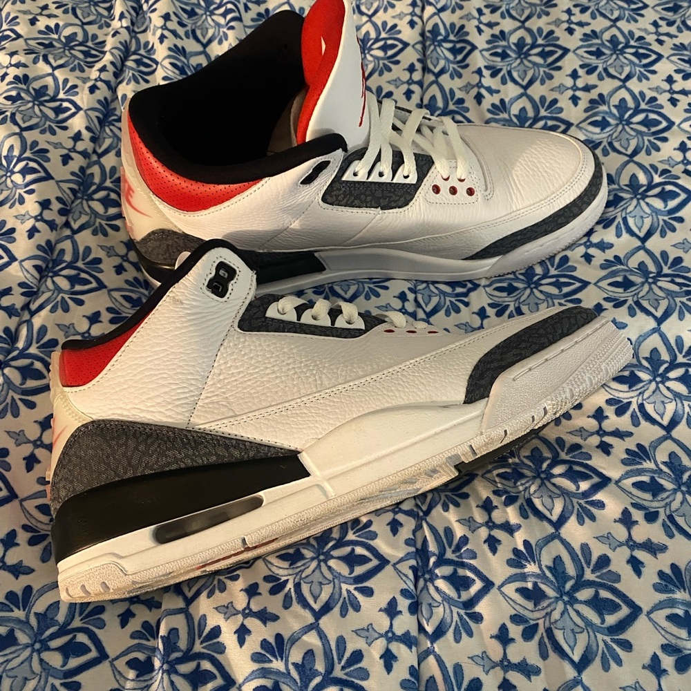 Air Jordan 3 Retro Denim SE
Fire Red